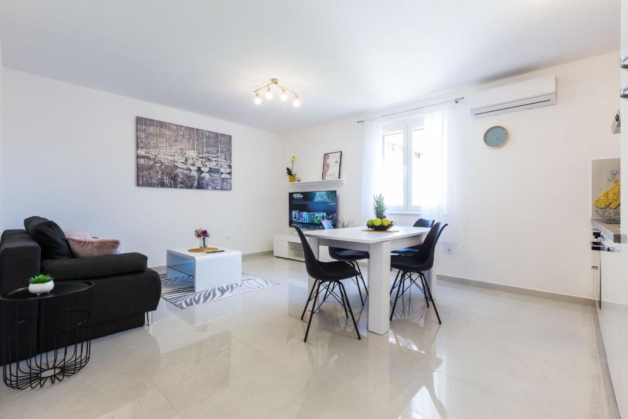Petra Modern Apartment With Free Parking And Bbq Задар Екстериор снимка
